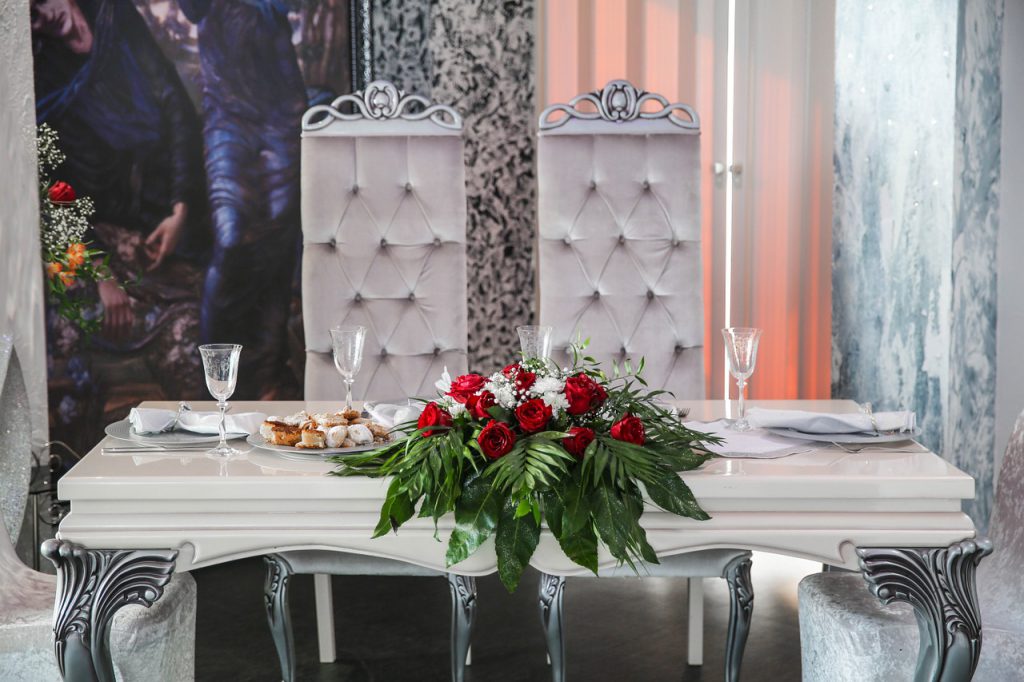 赤と白のバラのテーブル装花